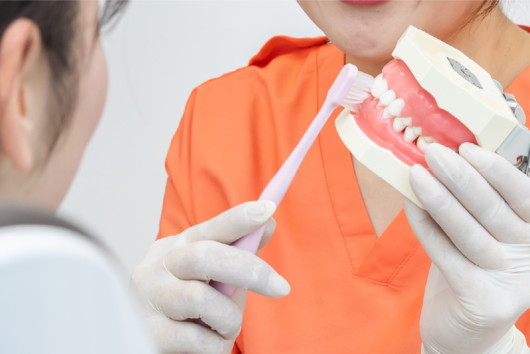 患者様の治療を行う院長