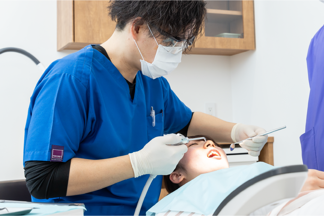 患者様の治療を行う院長