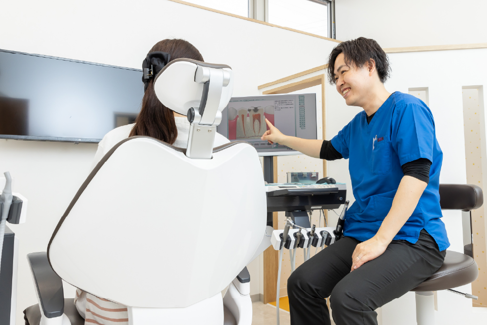 お口のケアのアドバイスをする歯科衛生士