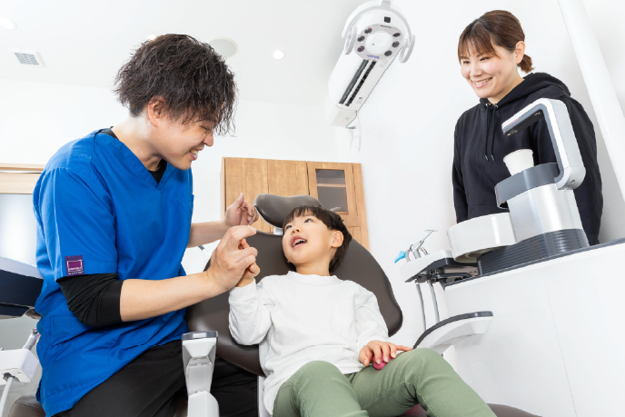 模型を使ってお子様に説明するスタッフ