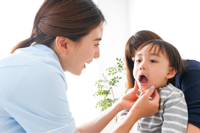 笑顔で親子と接する院長