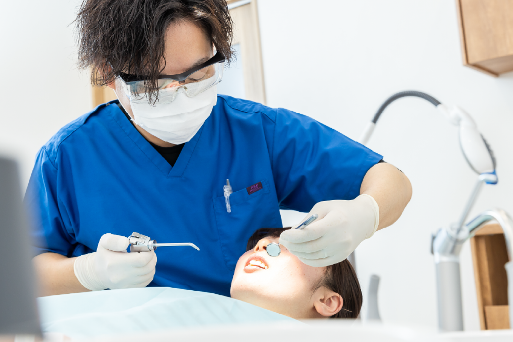 花束を抱えて微笑む女性